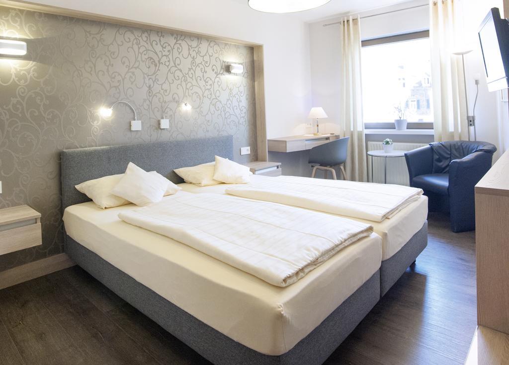Weinhotel St. Stephanus Цельтінґен-Рахтіґ Екстер'єр фото