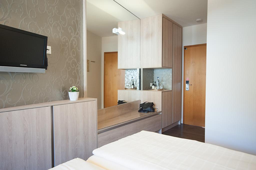 Weinhotel St. Stephanus Цельтінґен-Рахтіґ Екстер'єр фото