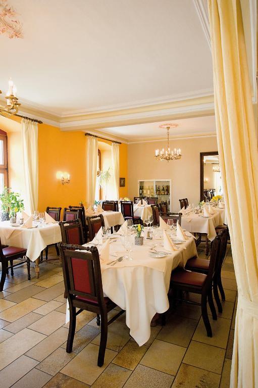 Weinhotel St. Stephanus Цельтінґен-Рахтіґ Екстер'єр фото